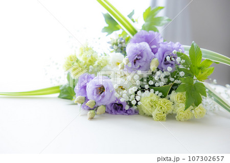 数珠と切り花 107302657