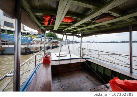 バーンガジャオ行きの船・バンコク・タイ バーンガジャオ行きの船・バンコク・タイ 107302885