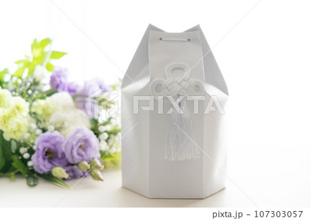 ペットの遺骨と花束 ペットの遺骨と花束 107303057