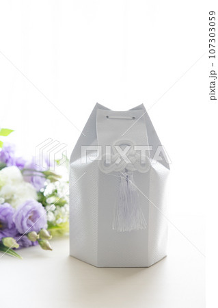 ペットの遺骨と花束 ペットの遺骨と花束 107303059