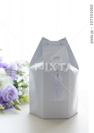 ペットの遺骨と花束 ペットの遺骨と花束 107303060