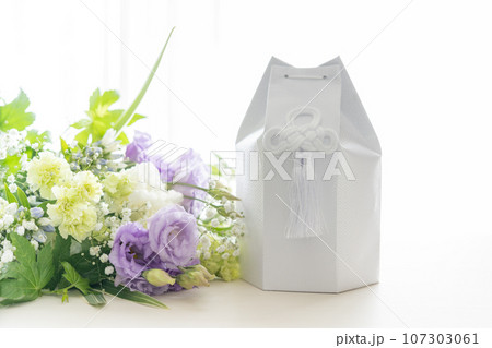 ペットの遺骨と花束 107303061