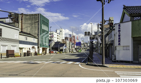 高岡 山町筋の町並み 木舟町交差点 富山県高岡市 高岡 山町筋の町並み 木舟町交差点 富山県高岡市 107303069