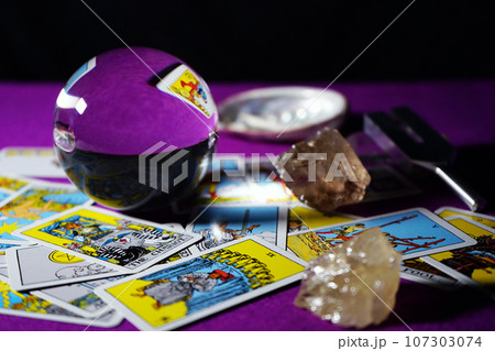 占い道具を並べたテーブル 107303074
