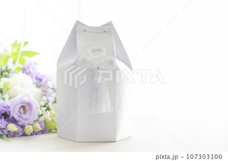ペットの遺骨と花束 107303100
