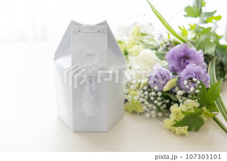 ペットの遺骨と花束 ペットの遺骨と花束 107303101