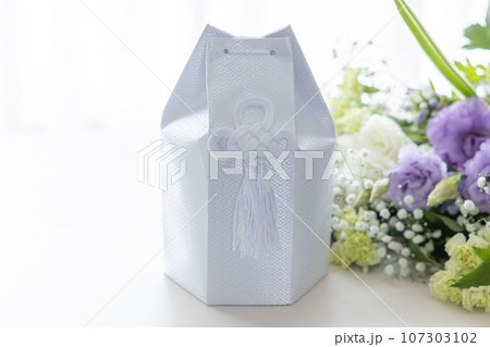 ペットの遺骨と花束 107303102