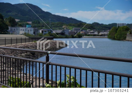 歩きたくなる川のある風景  長崎県諫早市久山町　喜々津川 107303241