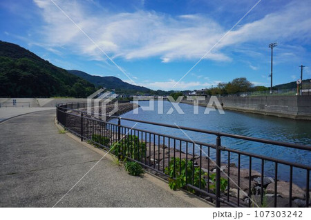 歩思わず歩きたくなる川のある風景  長崎県諫早市久山町　喜々津川 107303242