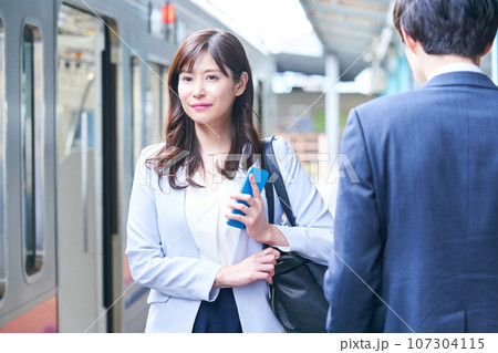 駅にいる男女 撮影協力「京王電鉄株式会社」 駅にいる男女 撮影協力「京王電鉄株式会社」 107304115