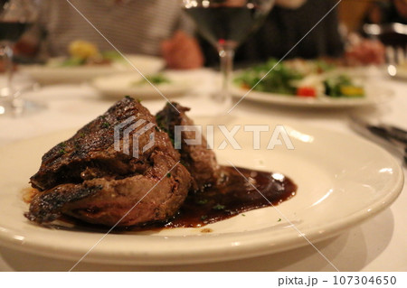 Tボーンステーキ Tボーンステーキ 107304650