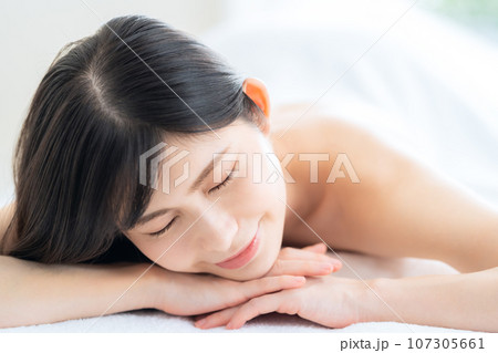 エステサロンでスキンケアをするミドルの女性 107305661