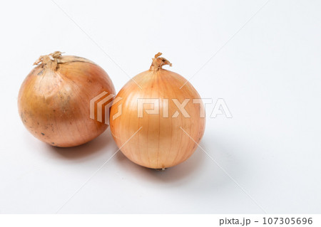 2個の玉ねぎの素材画像「右空き」 107305696