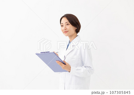 カルテを持つ白衣の女性 カルテを持つ白衣の女性 107305845