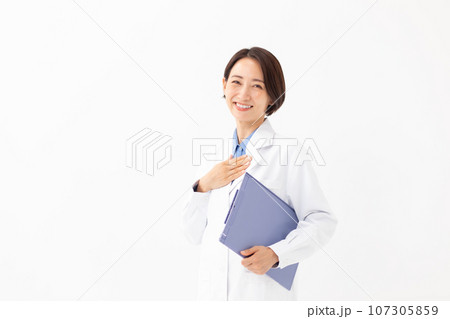 カルテを持つ白衣の女性 お任せ カルテを持つ白衣の女性 お任せ 107305859