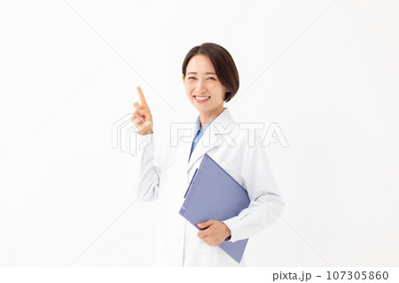 カルテを持つ白衣の女性 指差し カルテを持つ白衣の女性 指差し 107305860