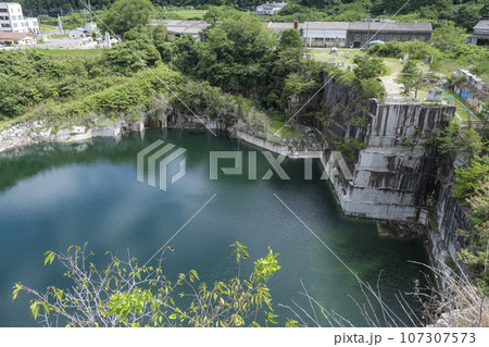 花崗岩の採掘跡に水が溜まりできた湖 花崗岩の採掘跡に水が溜まりできた湖 107307573