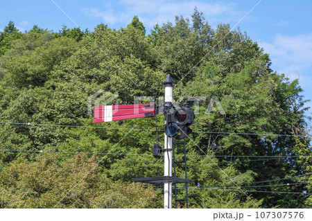 レトロな鉄道用の腕木式信号機の写真素材 [107307576] - PIXTA