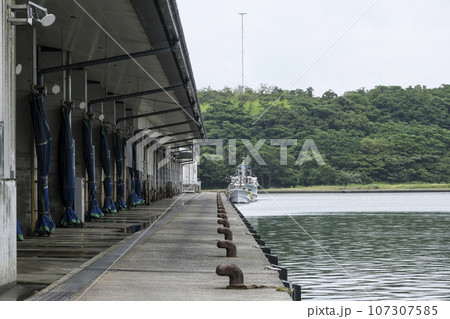 山口県の漁港の一つである萩漁港 107307585