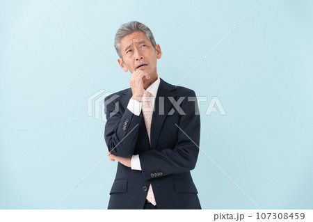 悩むシニア　ビジネスマン 107308459
