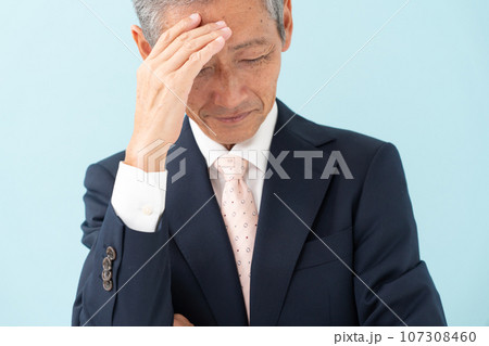 悩むシニア　ビジネスマン 107308460