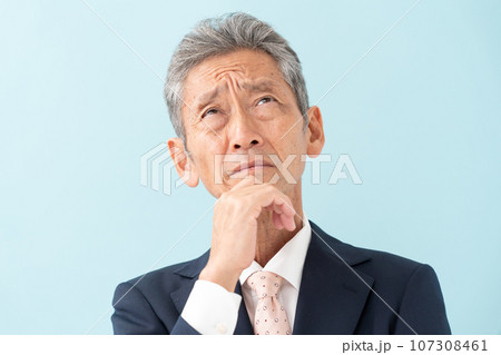 悩むシニア　ビジネスマン 107308461