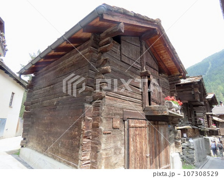 マッターホルンの麓の街 ツェルマット・ヒンターホフの 古民家群 マッターホルンの麓の街 ツェルマット・ヒンターホフの 古民家群 107308529