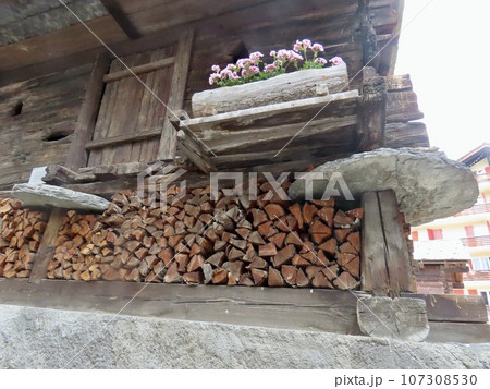 マッターホルンの麓の街 ツェルマット・ヒンターホフの 古民家群 マッターホルンの麓の街 ツェルマット・ヒンターホフの 古民家群 107308530