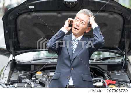車の故障に悩むビジネスマン 107308729