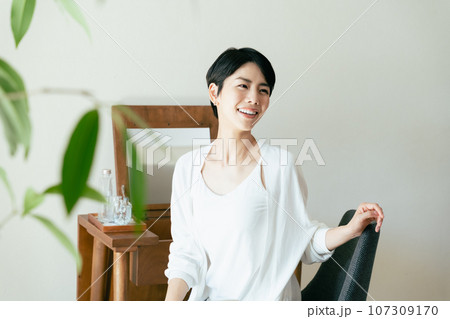 スキンケアをしてリラックスする大人の女性 107309170