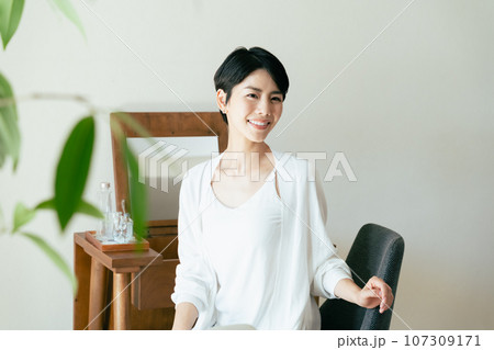 スキンケアをしてリラックスする大人の女性 107309171