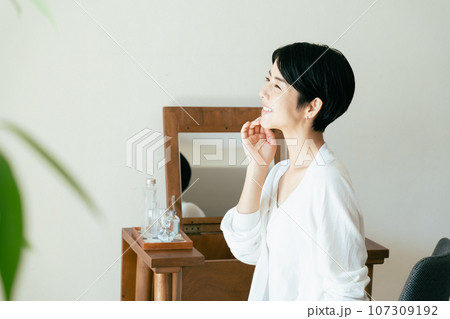 スキンケアをしてリラックスする大人の女性 107309192