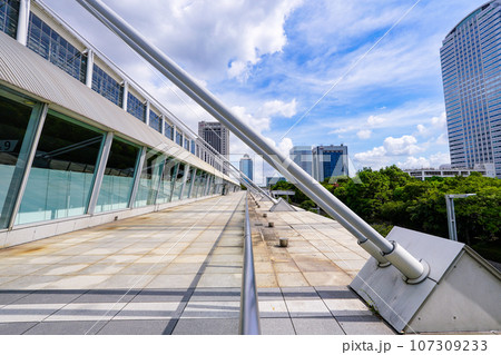 幕張メッセ国際展示場からワールドビジネスガーデン（千葉県千葉市幕張） 107309233