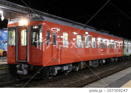 会津若松駅に停車中の只見線キハ110（朱色塗装車両） 107309247