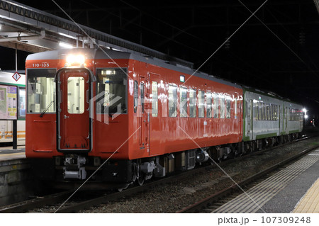 会津若松駅に停車中の只見線キハ110（朱色塗装車両） 107309248