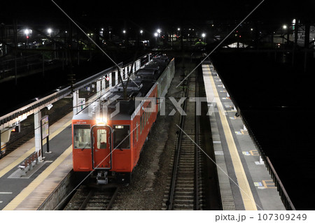 会津若松駅に停車中の只見線キハ110（朱色塗装車両） 107309249