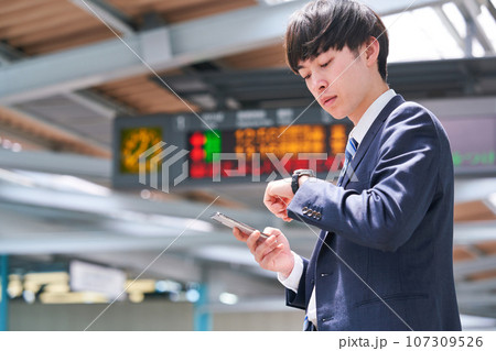 若い男性 駅のホーム 撮影協力「京王電鉄株式会社」 若い男性 駅のホーム 撮影協力「京王電鉄株式会社」 107309526