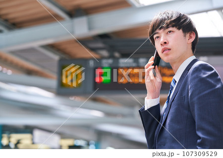 若い男性　駅のホーム　撮影協力「京王電鉄株式会社」 107309529