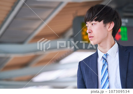 若い男性 駅のホーム 撮影協力「京王電鉄株式会社」 若い男性 駅のホーム 撮影協力「京王電鉄株式会社」 107309534