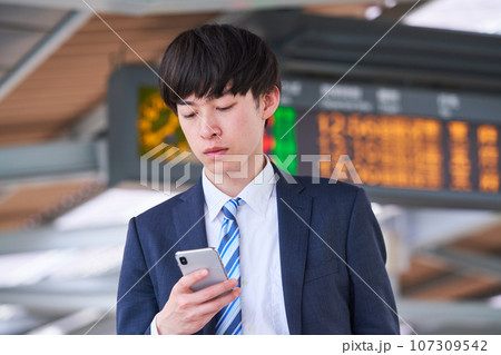 若い男性 駅のホーム 撮影協力「京王電鉄株式会社」 若い男性 駅のホーム 撮影協力「京王電鉄株式会社」 107309542