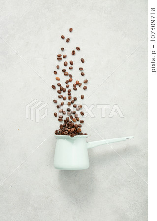 Coffee turk and coffee beans on concrete background 107309718