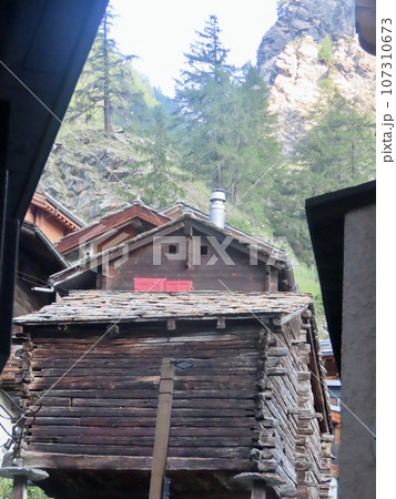 マッターホルンの麓の街 ツェルマット・ヒンターホフの 古民家群 マッターホルンの麓の街 ツェルマット・ヒンターホフの 古民家群 107310673