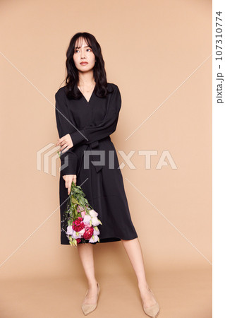 秋服ファッション女性ポートレート 秋服ファッション女性ポートレート 107310774