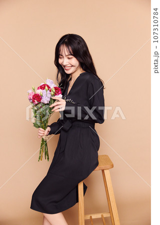 秋服ファッション女性ポートレート 107310784