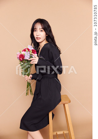 秋服ファッション女性ポートレート 秋服ファッション女性ポートレート 107310785
