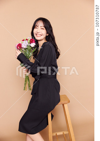 秋服ファッション女性ポートレート 107310787