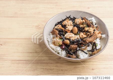 ヒジキと豆と鶏ひき肉の丼 ヒジキと豆と鶏ひき肉の丼 107311460