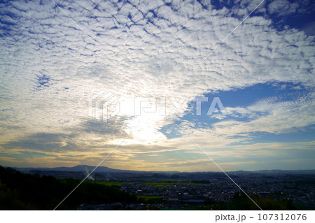 日没前の鱗雲の夕焼け・木津川市城址公園 107312076
