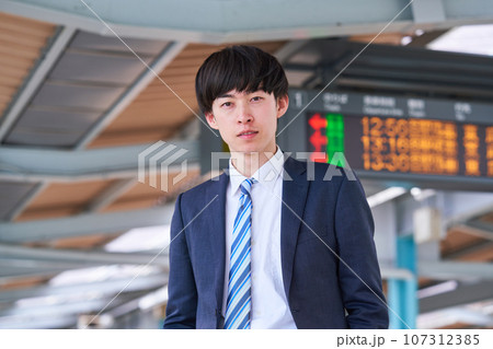 若い男性 駅のホーム 撮影協力「京王電鉄株式会社」 若い男性 駅のホーム 撮影協力「京王電鉄株式会社」 107312385