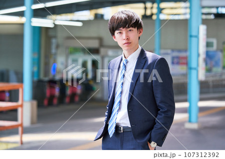 若い男性 駅のホーム 撮影協力「京王電鉄株式会社」 若い男性 駅のホーム 撮影協力「京王電鉄株式会社」 107312392